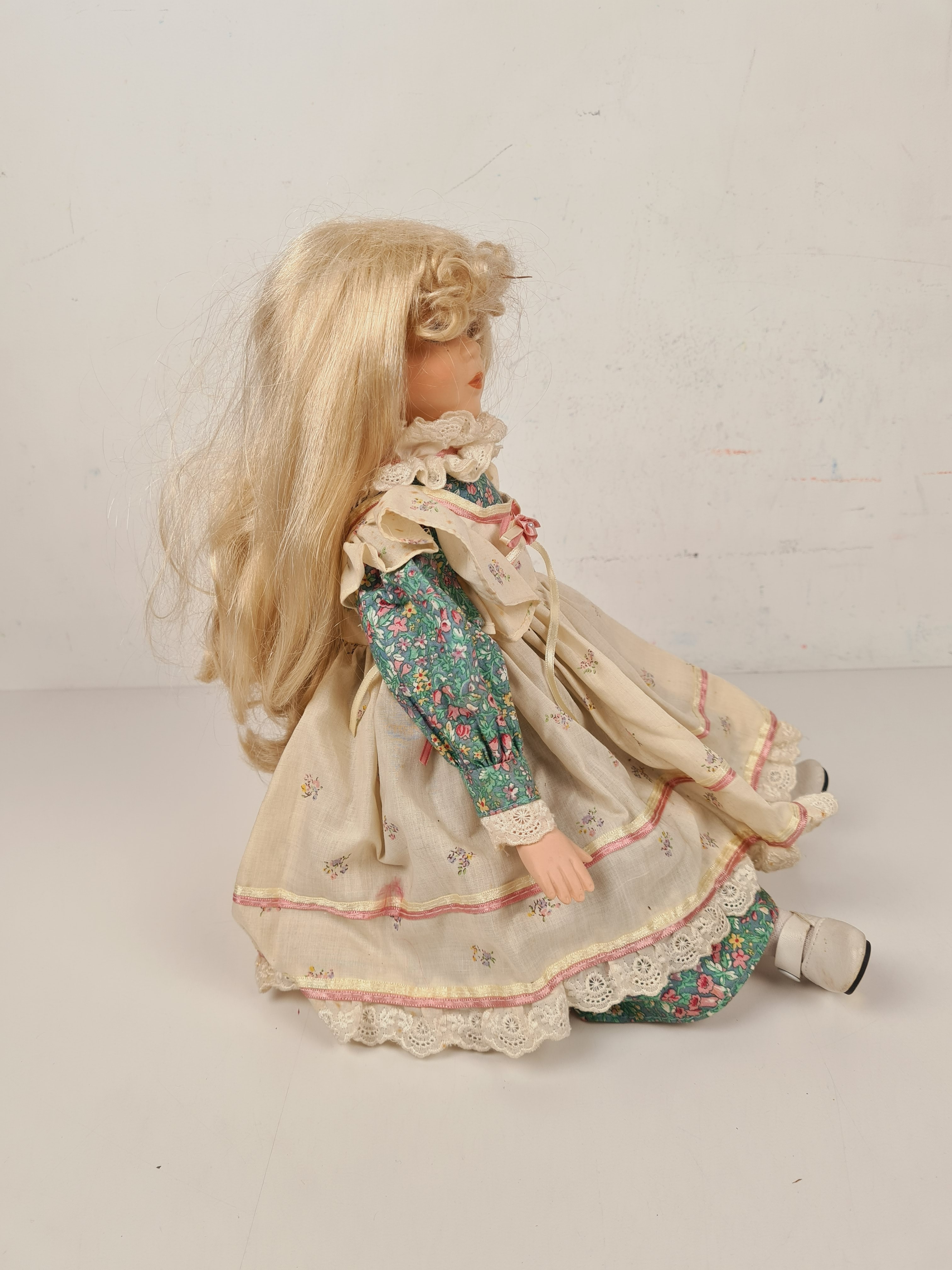 Poupée - Poupée en porcelaine - 40 cm Bon état - Vue 4 - 